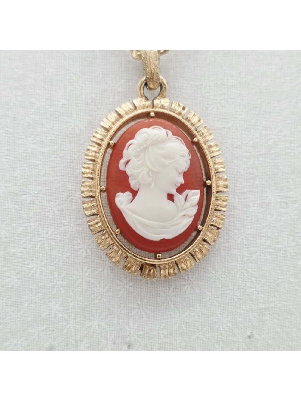 Gold-Tone Cameo Pendant Necklace Ornate Detailing & Long Chain Oval Reversible - Picture 9 of 9